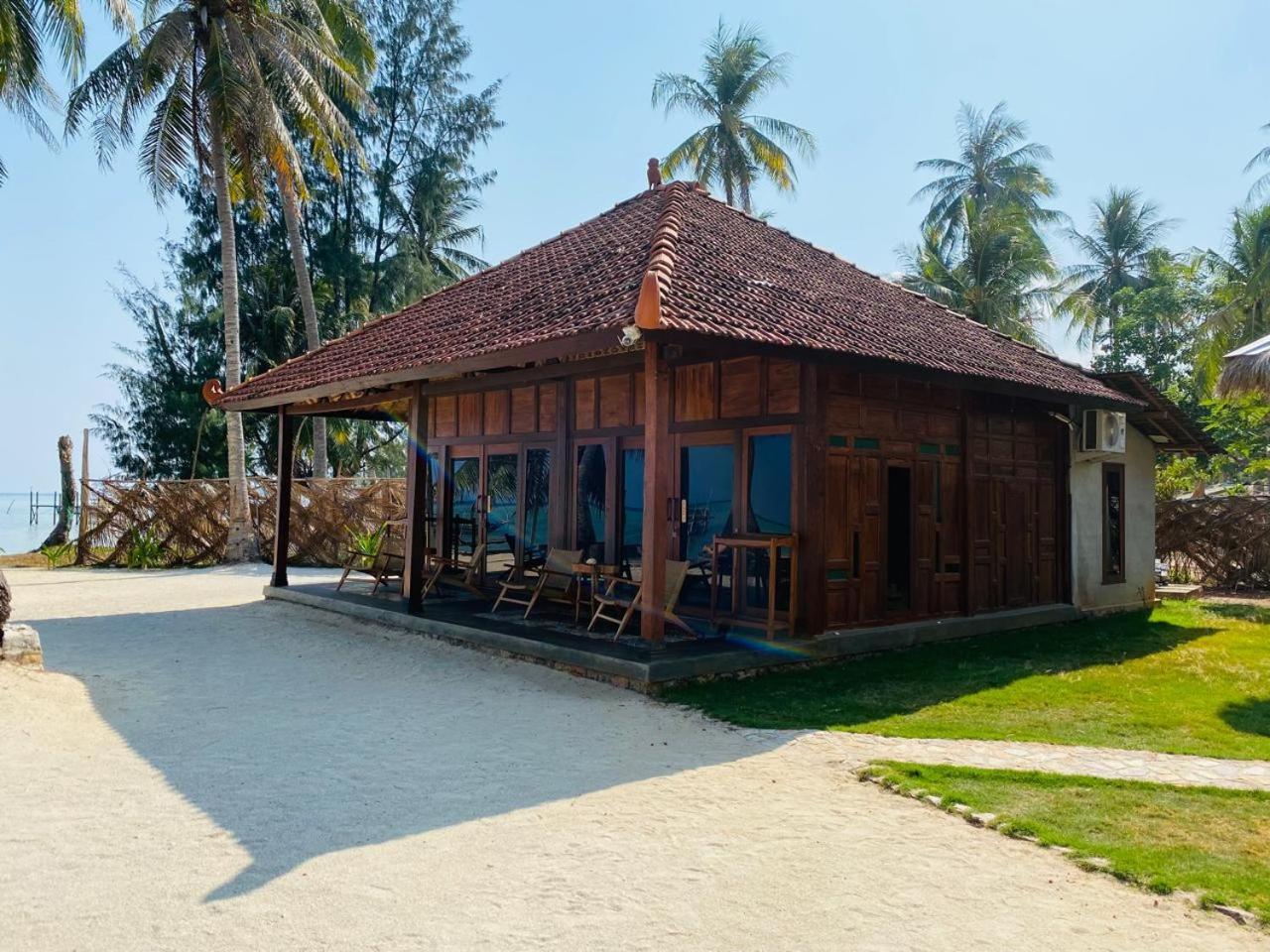 Eco Casa Hotel Karimunjawa Eksteriør billede